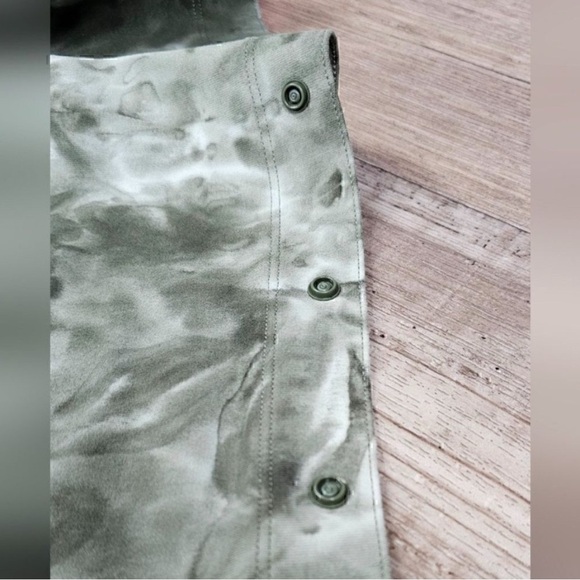 🆕Lululemon Customizable Snap Multi Nulu Scarf in Olive Green Tie Dye - Picture 4 of 7